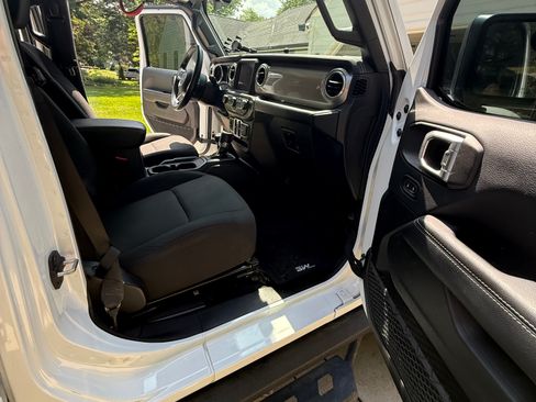 Used 2018 Jeep Wrangler Unlimited Sahara w/ Uconnect 4C Nav & Sound Group image 9