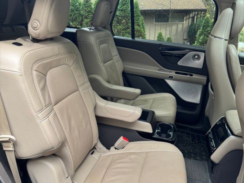 Used 2020 Lincoln Aviator Reserve w/ Equipment Group 202A image 6