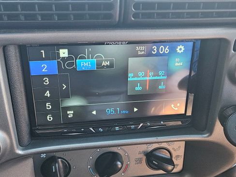 Used 2005 Ford Explorer Sport Trac XLT image 14