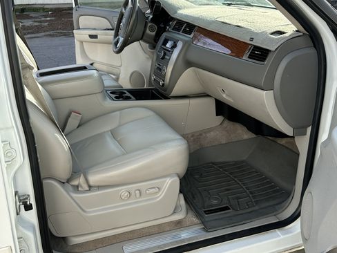 Used 2007 GMC Yukon XL SLT w/ SLT Preferred Equipment Group image 12