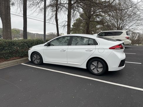 Used 2021 Hyundai Ioniq SE image 4