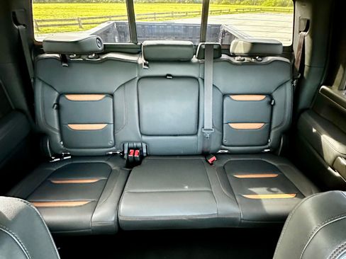 Used 2023 GMC Sierra 2500 AT4 w/ AT4 Preferred Package AWD/4WD image 10