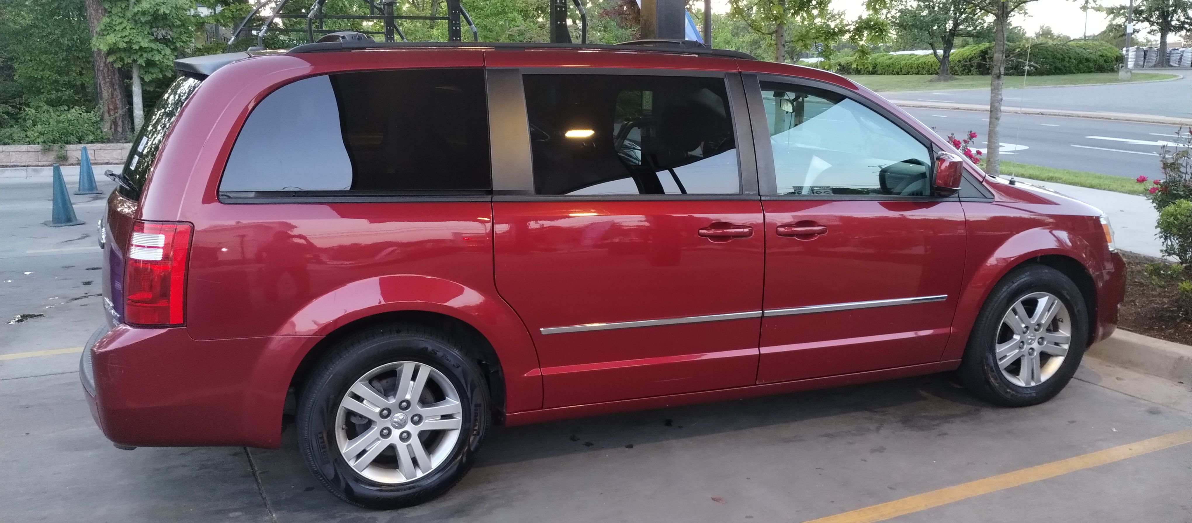 Used 2010 Dodge Grand Caravan Crew FWD image 2