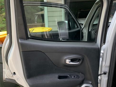 Used 2019 Jeep Renegade Latitude FWD image 18