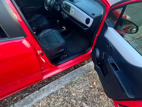 Used 2013 Toyota Yaris L image 6