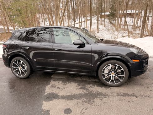 Used 2019 Porsche Cayenne Turbo image 2