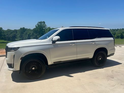 Used 2023 Cadillac Escalade Premium Luxury w/ LPO, Radiant Package AWD/4WD image 4