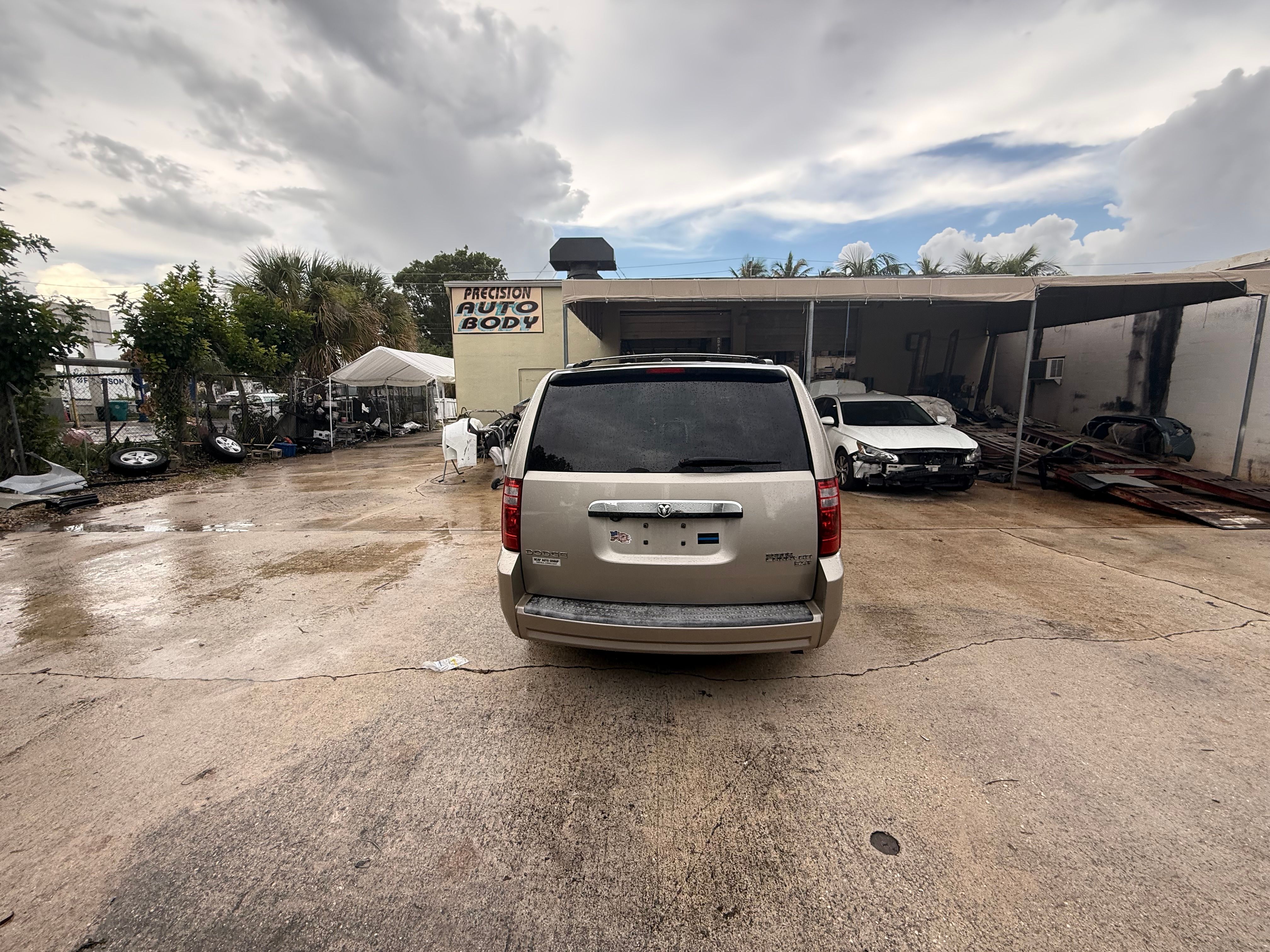 Used 2009 Dodge Grand Caravan SXT w/ Entertainment Group 2 FWD image 5
