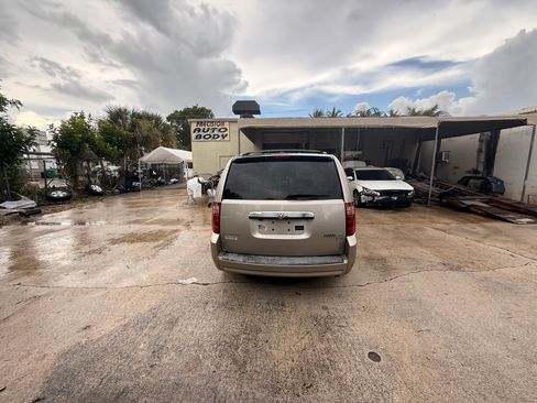 Used 2009 Dodge Grand Caravan SXT w/ Entertainment Group 2 FWD image 5
