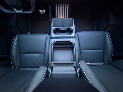Used 2024 Tesla Cybertruck AWD Crew Cab image 28