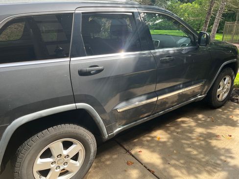 Used 2011 Jeep Grand Cherokee Laredo image 1