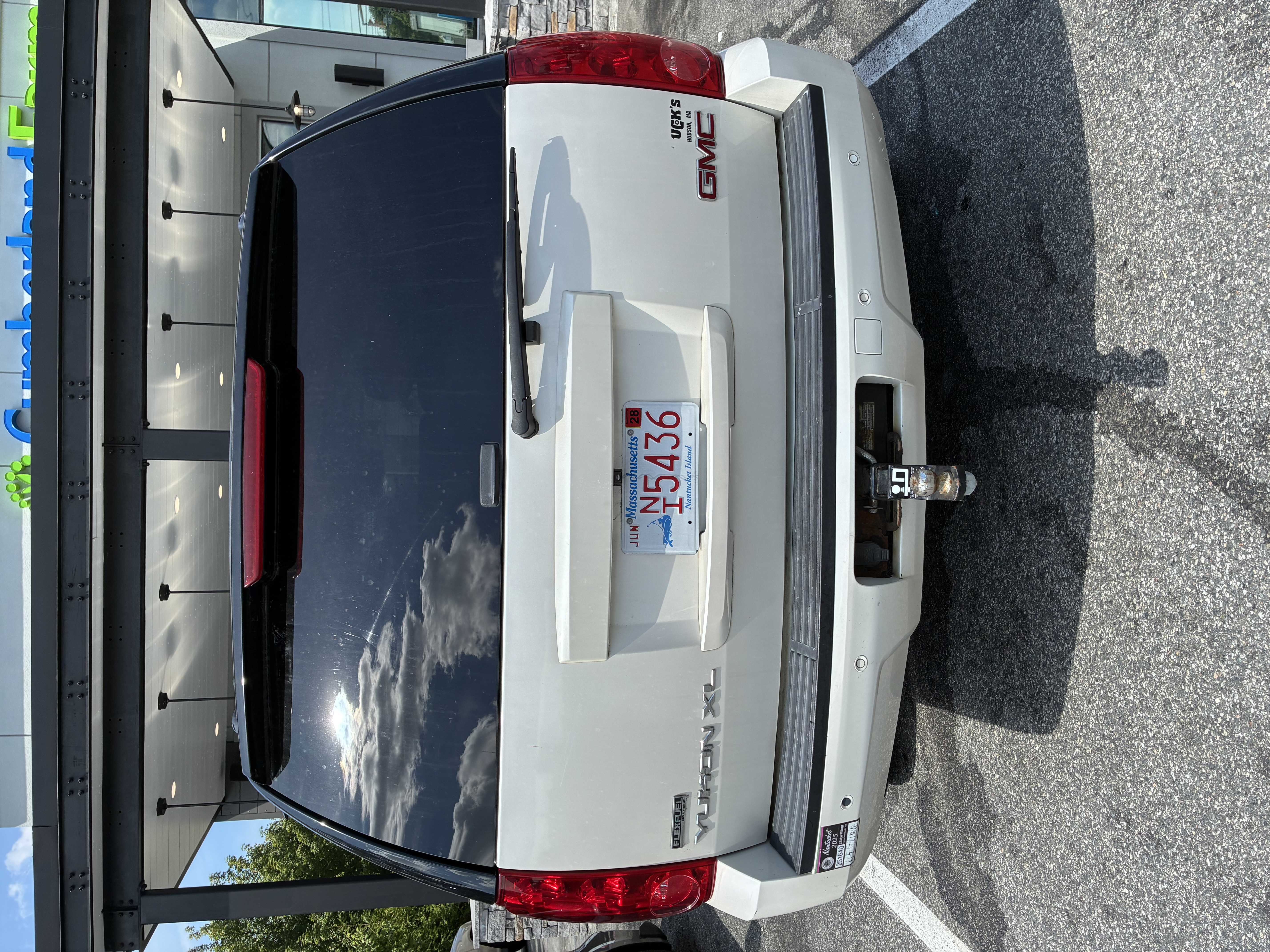 Used 2011 GMC Yukon XL SLT w/ SLT Chrome Package AWD/4WD image 2
