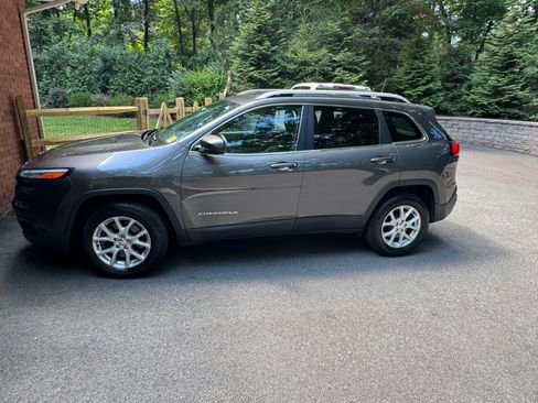 Used 2017 Jeep Cherokee Latitude w/ Safety/Convenience Group AWD/4WD image 1