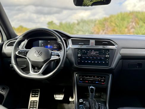 Used 2022 Volkswagen Tiguan SE R-Line image 9