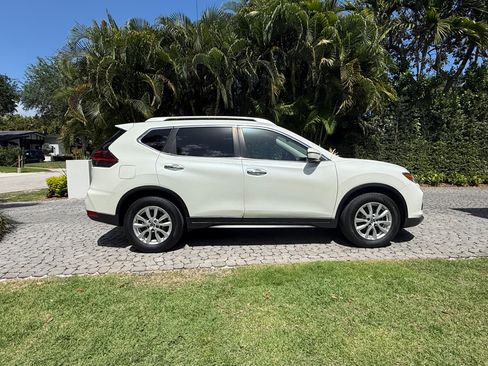 Used 2020 Nissan Rogue SV image 2