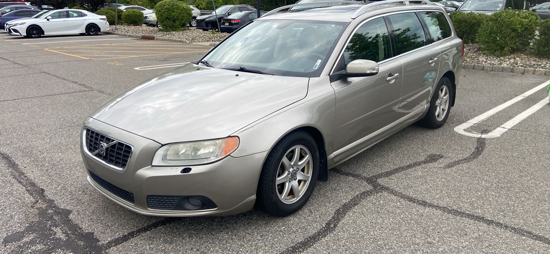 Used 2009 Volvo V70 FWD image 1