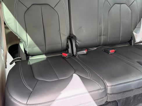 Used 2022 Chrysler Pacifica Touring-L FWD image 21