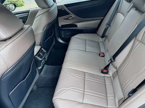 Used 2022 Lexus ES 300h w/ Luxury Package image 5