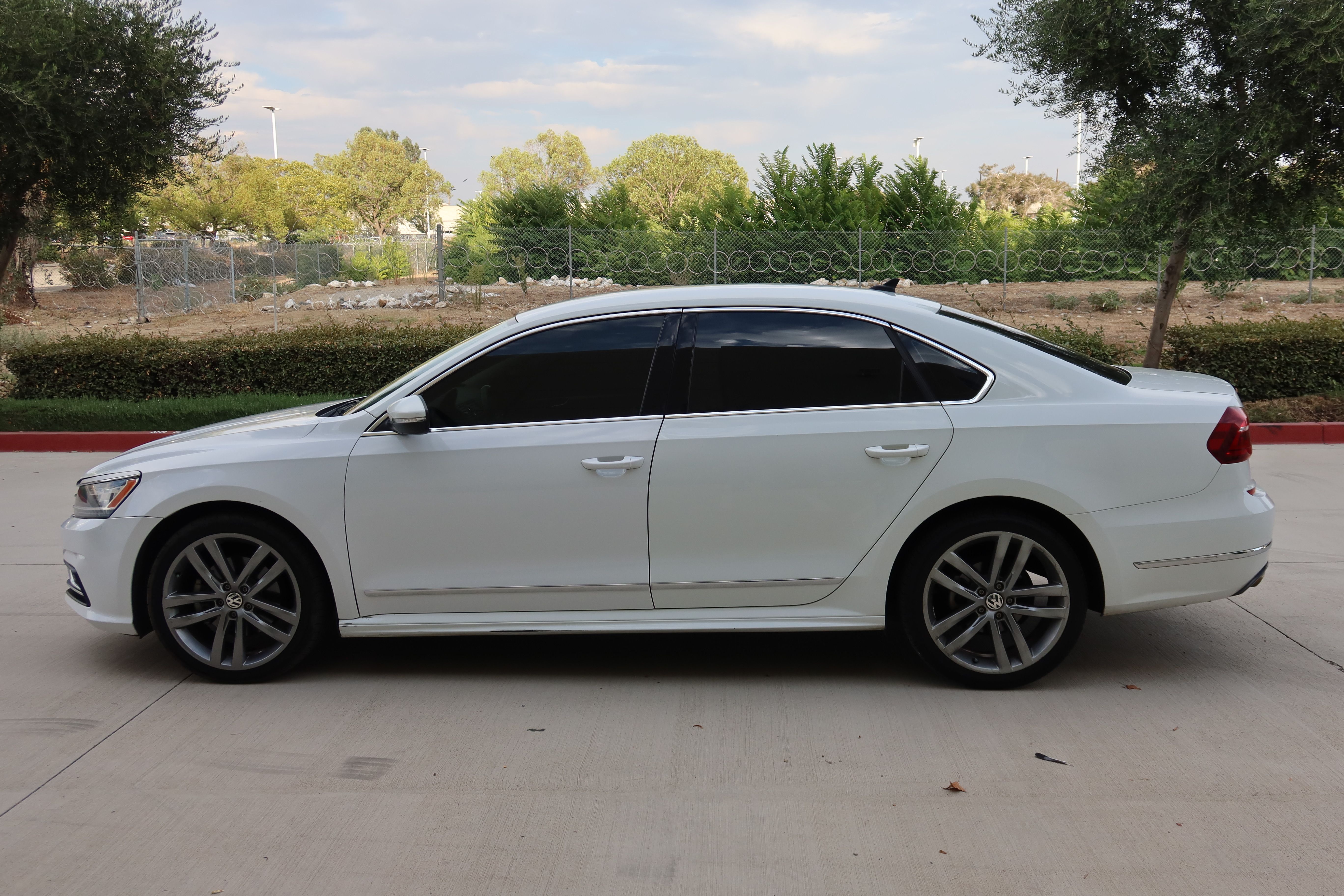 Used 2017 Volkswagen Passat 1.8T R-Line w/ R-Line Lighting Package FWD image 2