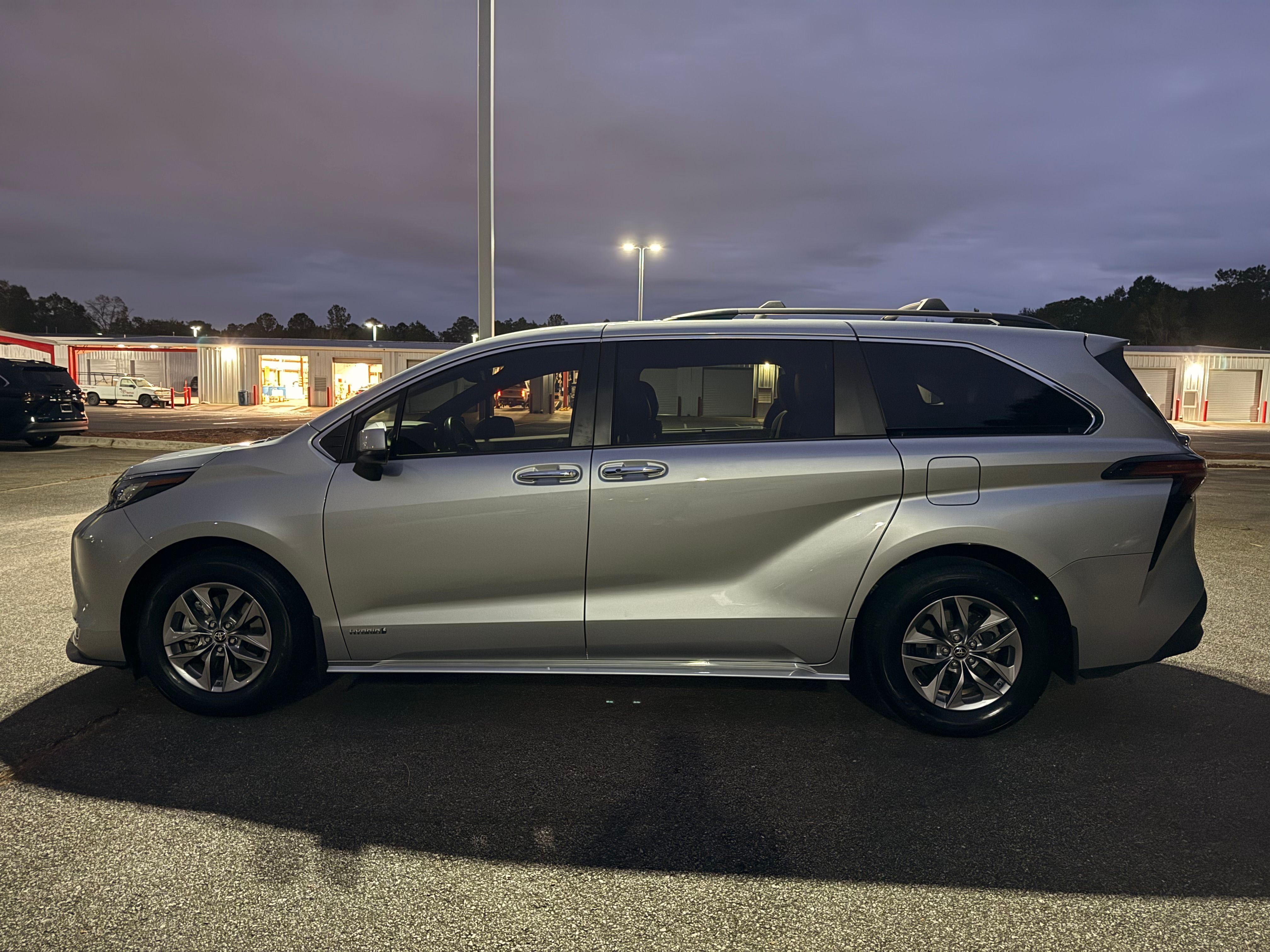 Used 2021 Toyota Sienna XLE w/ XLE Plus Package FWD image 21