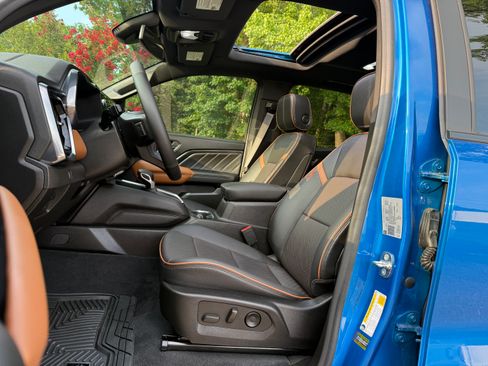 Used 2023 GMC Canyon AT4 w/ AT4 Premium Package AWD/4WD image 9