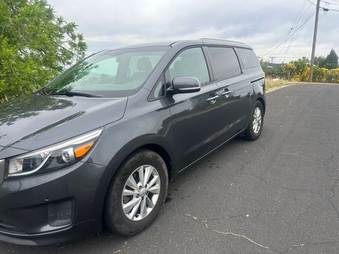 Used 2017 Kia Sedona LX w/ LX Essentials Premium Package image 2