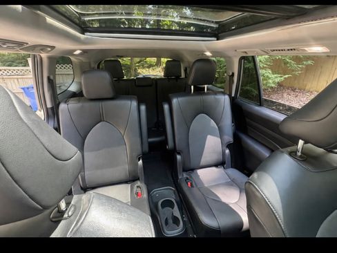 Used 2024 Toyota Grand Highlander AWD image 16