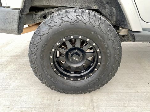 Used 2012 Jeep Wrangler Unlimited Sahara w/ Connectivity Group image 19