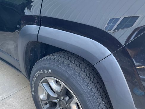 Used 2019 Jeep Cherokee Trailhawk AWD/4WD image 10