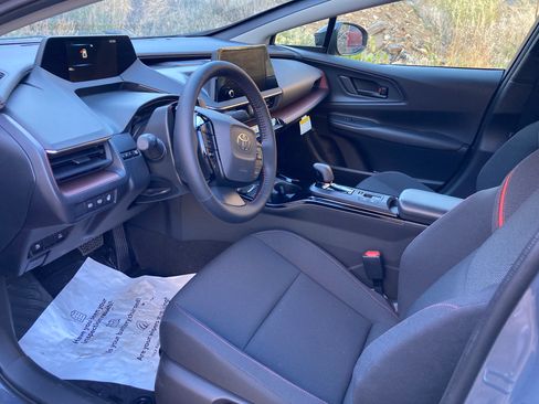 Used 2025 Toyota Prius Plug-In Hybrid image 9