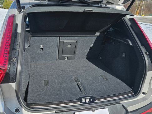 Used 2025 Volvo XC40 B5 Plus image 6