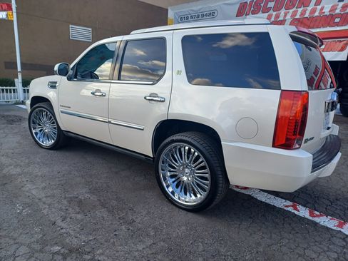 Used 2013 Cadillac Escalade Hybrid Sport Utility 4D image 2