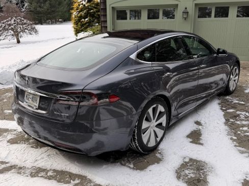 Used 2020 Tesla Model S Long Range Plus image 4