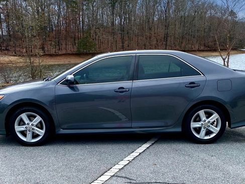Used 2013 Toyota Camry SE image 2