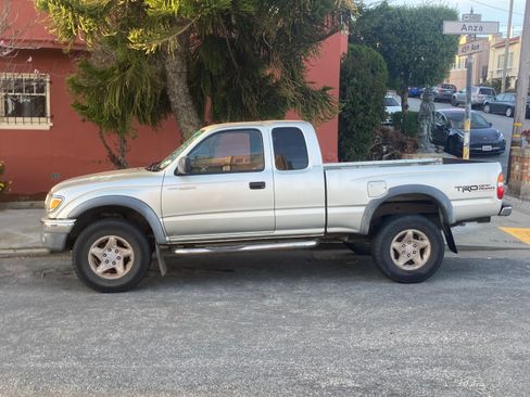Used 2002 Toyota Tacoma PreRunner RWD image 1