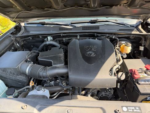 Used 2017 Toyota Tacoma TRD Off-Road RWD image 7