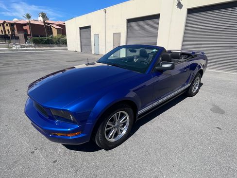 Used 2005 Ford Mustang Premium RWD image 1
