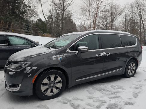Used 2018 Chrysler Pacifica Limited w/ Advanced Safetytec Group image 1