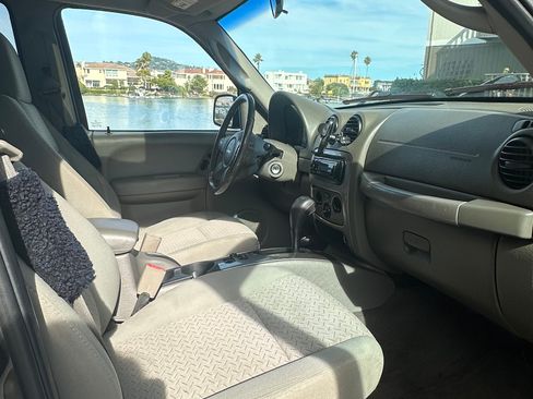 Used 2006 Jeep Liberty Renegade w/ Trailer Tow Group AWD/4WD image 10
