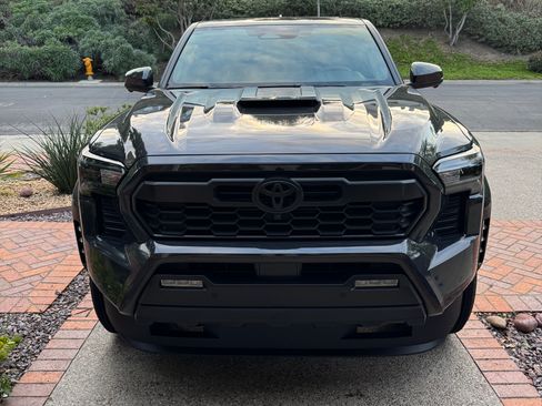 Used 2025 Toyota Tacoma TRD Sport image 1