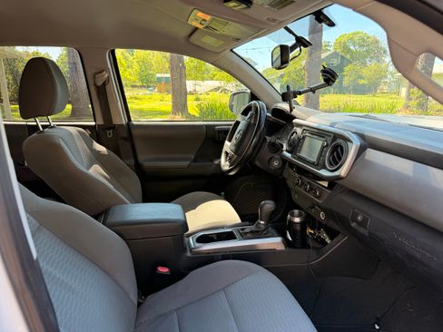 Used 2017 Toyota Tacoma SR5 image 5