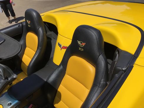 Used 2006 Chevrolet Corvette Convertible w/ Performance Package RWD image 11