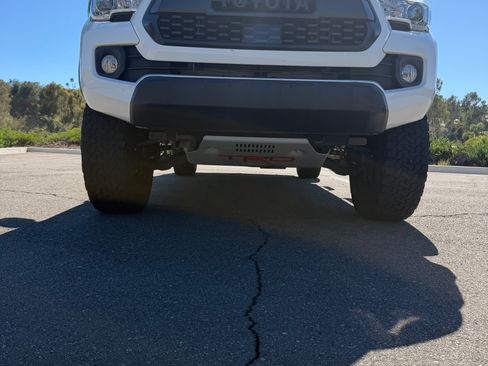 Used 2021 Toyota Tacoma TRD Off-Road w/ Technology Package AWD/4WD image 9