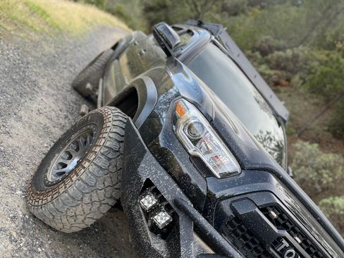 Used 2016 Toyota Tacoma TRD Off-Road w/ Premium & Technology Package image 4