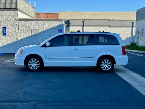 Used 2016 Chrysler Town & Country Touring image 5