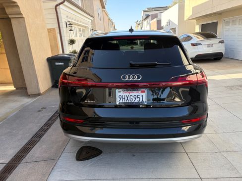 Used 2019 Audi e-tron Prestige w/ Prestige Package image 1