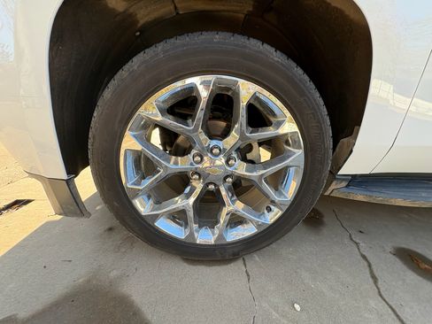 Used 2019 Chevrolet Suburban LT image 16