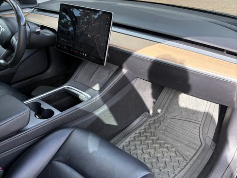 Used 2022 Tesla Model 3 Standard Range RWD image 9