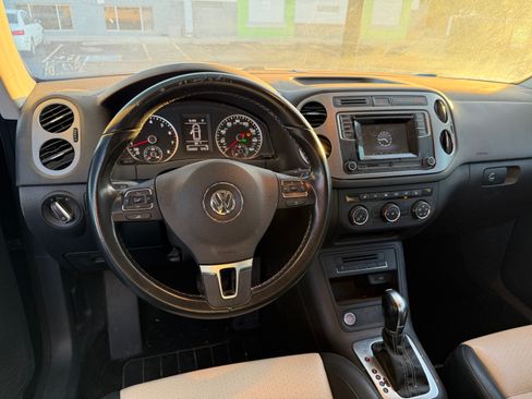 Used 2016 Volkswagen Tiguan S image 2