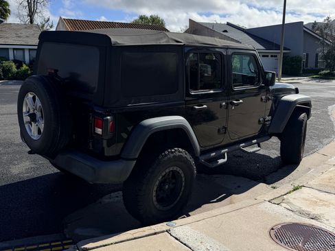 Used 2018 Jeep Wrangler Unlimited Sport S image 7